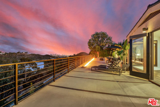 2960 LAKERIDGE Drive, Los Angeles CA: https://media.crmls.org/mediaz/d05d6f30-e245-41c5-bcab-8f54b599d00b.jpg