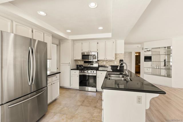2332 Back Nine St, Oceanside CA: https://media.crmls.org/mediaz/d05db8fd-5d59-423e-b03c-d362c6d7ed9e.jpg