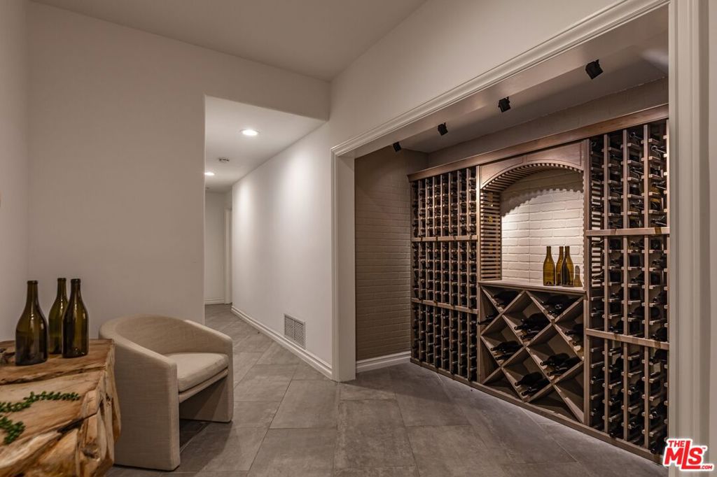 https://media.crmls.org/mediaz/d05dd467-1e02-4be5-b159-99d9687b660c.jpg?preset=X-Large