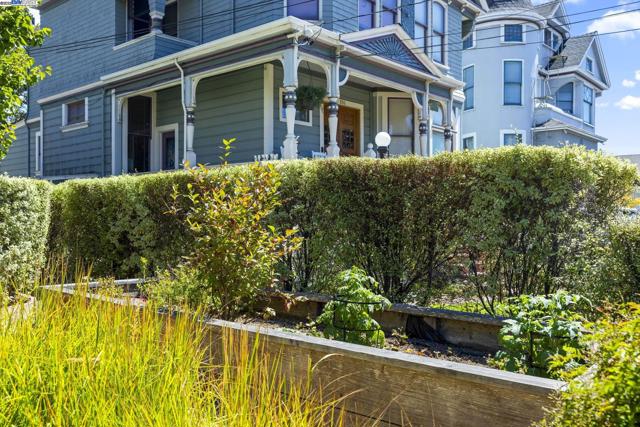 898 Union St, Alameda CA: https://media.crmls.org/mediaz/d05e6ecd-1ee5-4472-913a-13adab1c4dc2.jpg