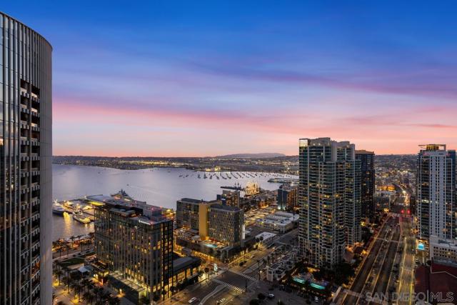 700 W E St, San Diego CA: https://media.crmls.org/mediaz/d05eac6d-6c0e-462f-98ff-dcde26a85cf6.jpg