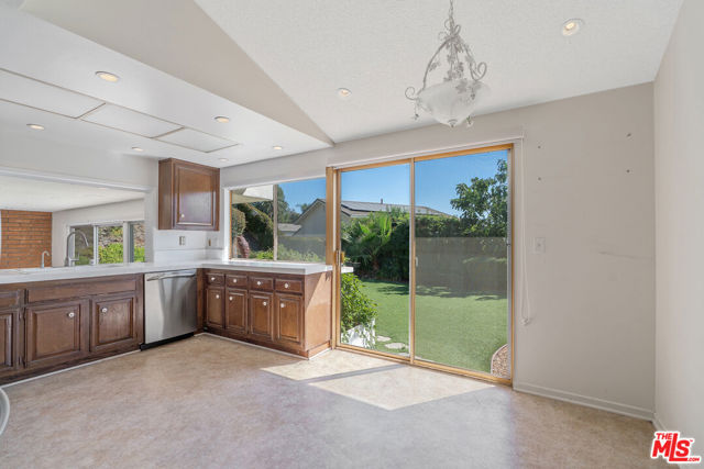 1943 Stonesgate Street, Westlake Village CA: https://media.crmls.org/mediaz/d05f40b9-7a52-426d-9fd0-4d657f0b50a4.jpg