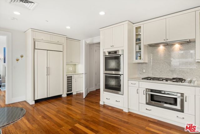 1 W Century Drive, Los Angeles CA: https://media.crmls.org/mediaz/d05fa1a5-db3c-49f4-b7b6-4664d5b0d51f.jpg