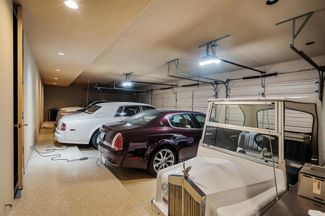 203 Kiva Drive, Palm Desert CA: https://media.crmls.org/mediaz/d060bcfa-7460-4137-ade0-3c76cda2614b.jpg