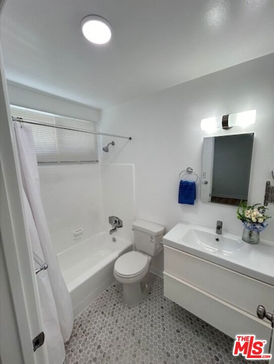 1453 S Westgate Avenue, Los Angeles CA: https://media.crmls.org/mediaz/d060deaf-069a-41a9-b27a-1b9e54b972ec.jpg