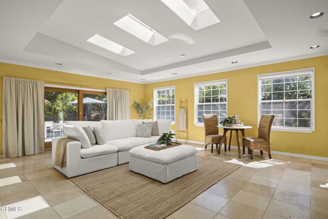354 Arnett Avenue, Ventura CA: https://media.crmls.org/mediaz/d060e7f8-45b8-45cb-8719-747b29a832ad.jpg