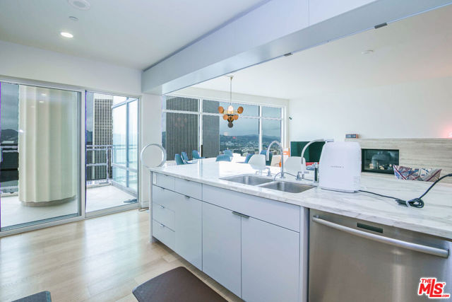 1 W Century Drive, Los Angeles CA: https://media.crmls.org/mediaz/d0615ff9-41f5-4822-ac5d-059cb1f1f012.jpg