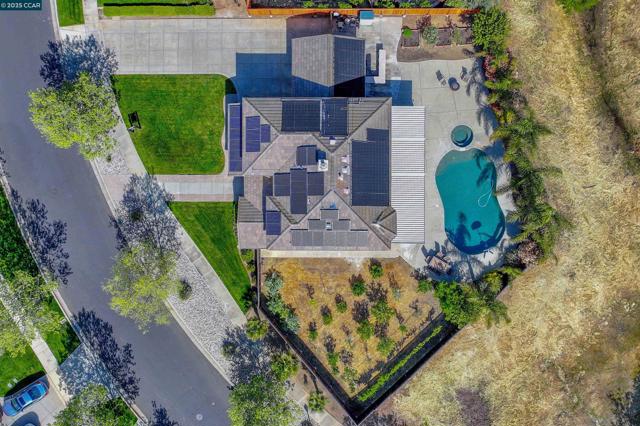 2121 Bluffs Dr, Livermore CA: https://media.crmls.org/mediaz/d063aeb1-562d-470a-9bdc-9e31ab0faa93.jpg