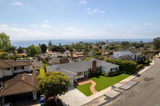 6018 Folsom Drive, La Jolla CA: https://media.crmls.org/mediaz/d06422ef-689c-4967-9a4f-01f58ce7951e.jpg