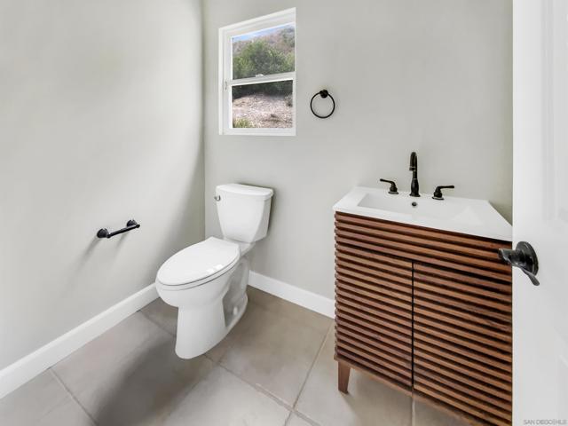 6125 Flagstone Row, La Jolla CA: https://media.crmls.org/mediaz/d06441da-c5dc-438d-974c-f6e366ce9e09.jpg