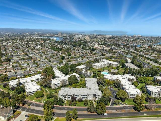 1051 Beach Park Boulevard, Foster City CA: https://media.crmls.org/mediaz/d06516d1-4421-4956-ac83-7905b807061d.jpg