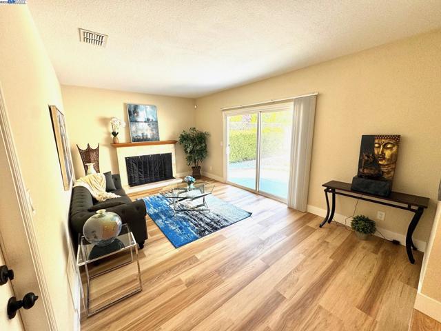 34288 Torrington Pl, Fremont CA: https://media.crmls.org/mediaz/d067c4c3-4d6c-4646-b06d-f231daf4a08d.jpg