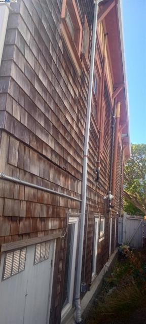 1059 Santa Clara Ave, Alameda CA: https://media.crmls.org/mediaz/d067f0a8-17b7-4732-b5cb-a132919d18f5.jpg
