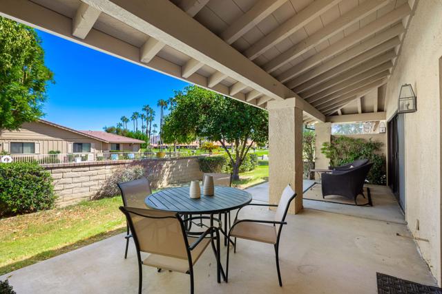 4 Maximo Way, Palm Desert CA: https://media.crmls.org/mediaz/d0682364-acd6-4e2a-911d-d54283901b56.jpg