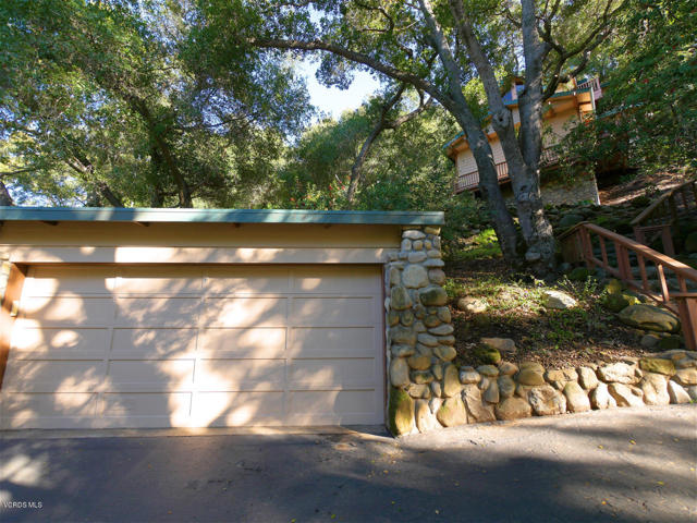 2442 Valley Meadow Drive, Oak View CA: https://media.crmls.org/mediaz/d0686fac-375b-4a84-b25e-5030dc17c335.jpg
