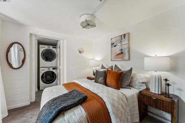 311 4th St, Oakland CA: https://media.crmls.org/mediaz/d06984d4-6a1b-4bc9-a433-d5e9d847d366.jpg