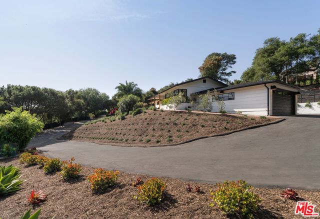 1060 Monte Drive, Santa Barbara CA: https://media.crmls.org/mediaz/d069a2d6-bef3-4e92-b02d-697d0794d8a4.jpg