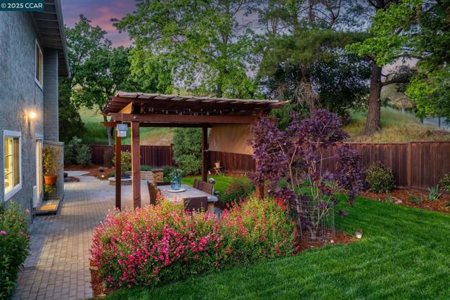 1092 Hillendale Ct, Walnut Creek CA: https://media.crmls.org/mediaz/d06a1a6b-1ca1-414d-9a11-e094d879df45.jpg