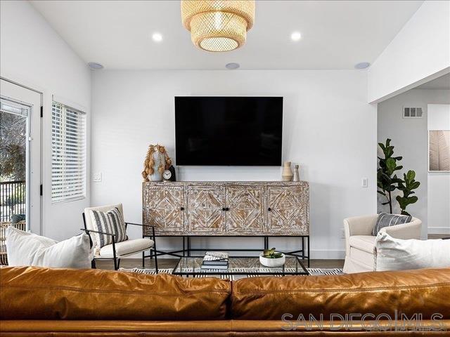 5586 Hamill Ave, San Diego CA: https://media.crmls.org/mediaz/d06aaa45-7b2e-4976-a57f-bcbd98309461.jpg