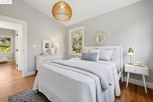 1071 Harvard Rd, Piedmont CA: https://media.crmls.org/mediaz/d06b2ddb-0917-4635-bf0a-ddac49794fc3.jpg