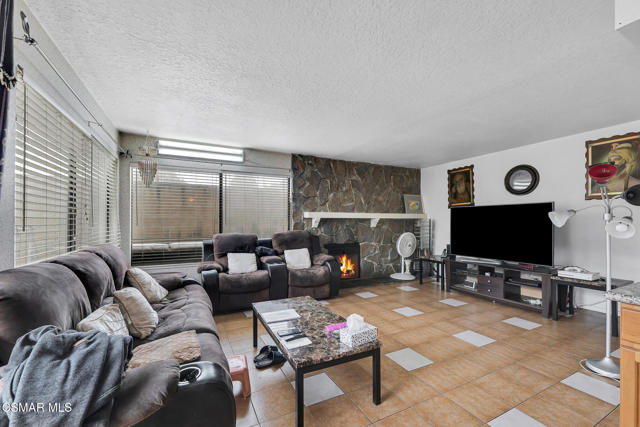 7565 Melvin Avenue, Reseda CA: https://media.crmls.org/mediaz/d06b39bc-e8c0-4082-9f18-562e5e064a59.jpg