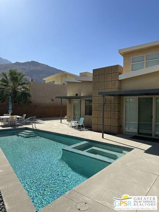 941 Oceo Circle, Palm Springs CA: https://media.crmls.org/mediaz/d06b4510-c31d-4499-9ff6-e3d84cbf74ce.jpg