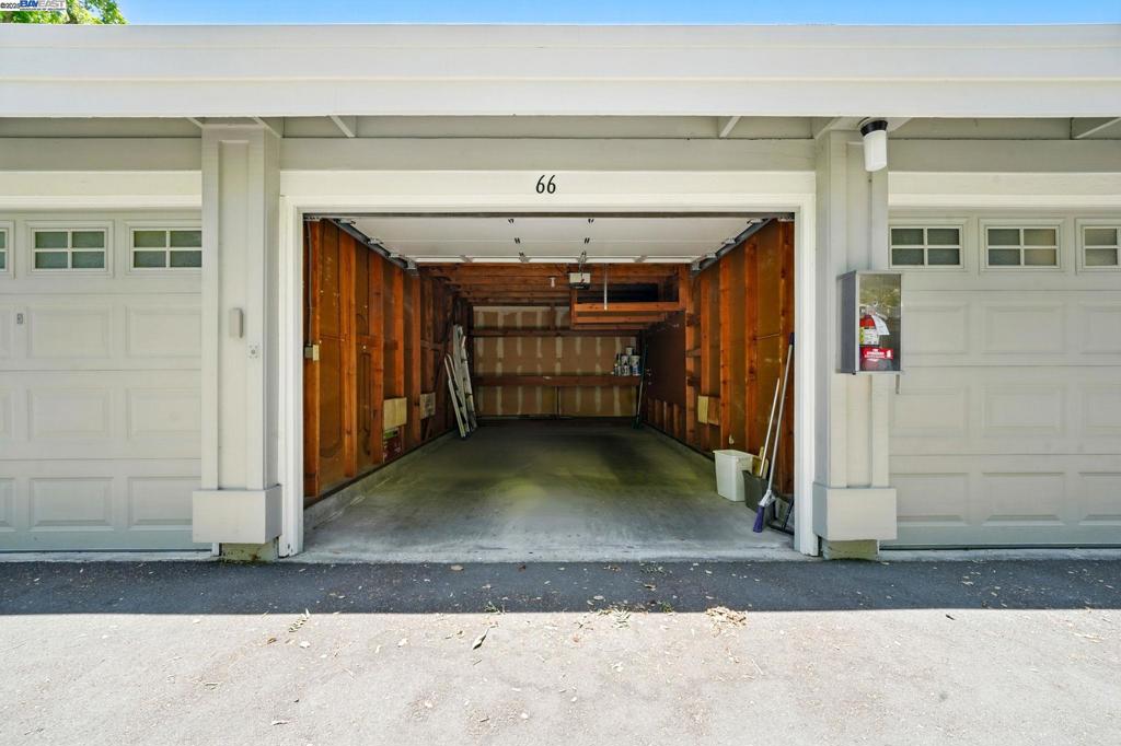 https://media.crmls.org/mediaz/d06bfbb2-677b-4d95-8934-a0b17ebfe1f3.jpg?preset=X-Large