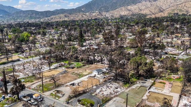 369 E Altadena Dr, Altadena CA: https://media.crmls.org/mediaz/d06c8350-a1fc-42cf-8f0f-e9448a116fce.jpg