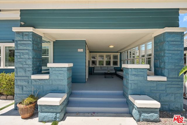 251 S Ardmore Avenue, Los Angeles CA: https://media.crmls.org/mediaz/d06c9526-5b51-4478-90b3-083b2ea9fc9d.jpg