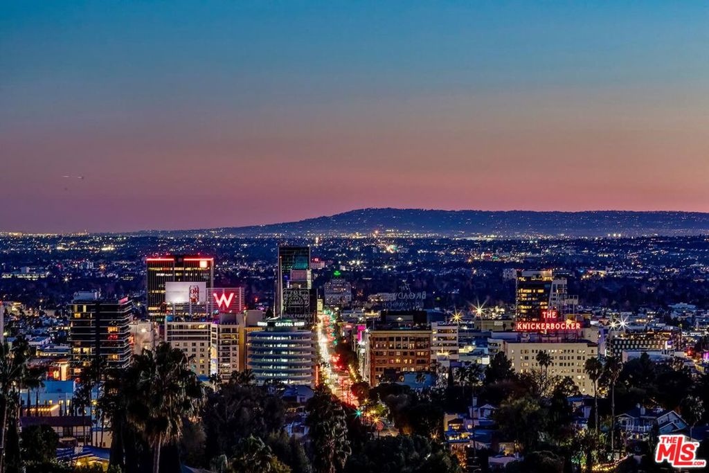 https://media.crmls.org/mediaz/d06e4ad4-51e6-4bec-bc7c-a463cde3ecca.jpg?preset=X-Large