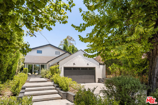 4034 Denny Avenue, Studio City CA: https://media.crmls.org/mediaz/d06f0c3f-b23a-4341-bb4f-5676be48beed.jpg