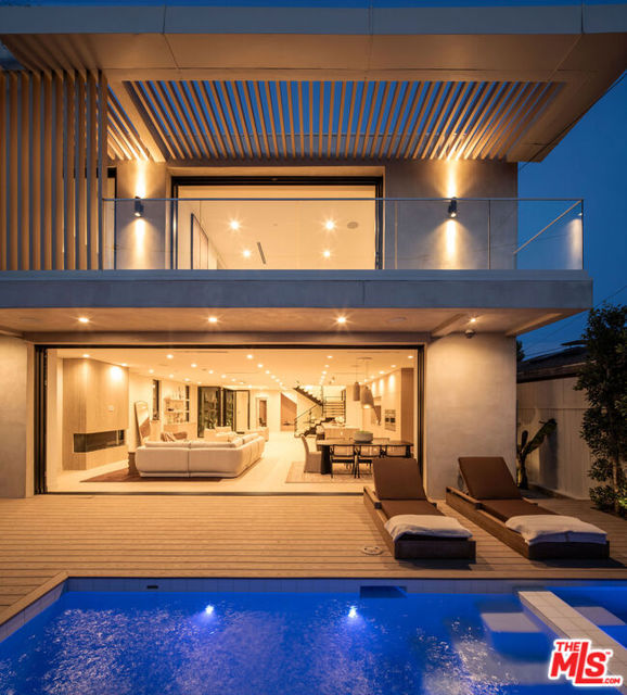 2457 Glyndon Avenue, Venice CA: https://media.crmls.org/mediaz/d06fd049-4637-40a4-a172-a80a285aa504.jpg