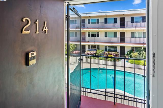 2133 Santa Clara Ave, Alameda CA: https://media.crmls.org/mediaz/d0700d2b-061d-4e9f-bc69-ebbc0eb77a29.jpg