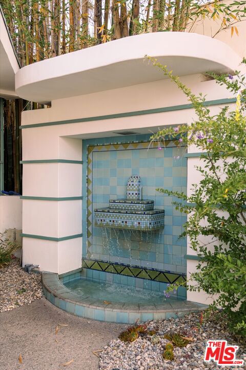 947 N Martel Avenue, Los Angeles CA: https://media.crmls.org/mediaz/d07088fc-60aa-484a-8319-dfc0df4e49eb.jpg