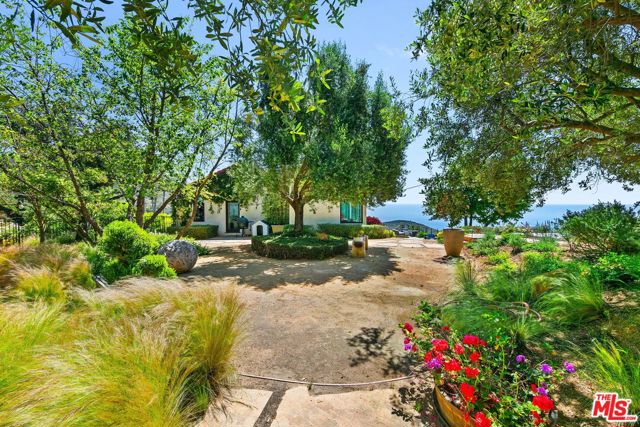 27450 Calicut Road, Malibu CA: https://media.crmls.org/mediaz/d070d96c-8940-41e8-ada7-d37738b04031.jpg