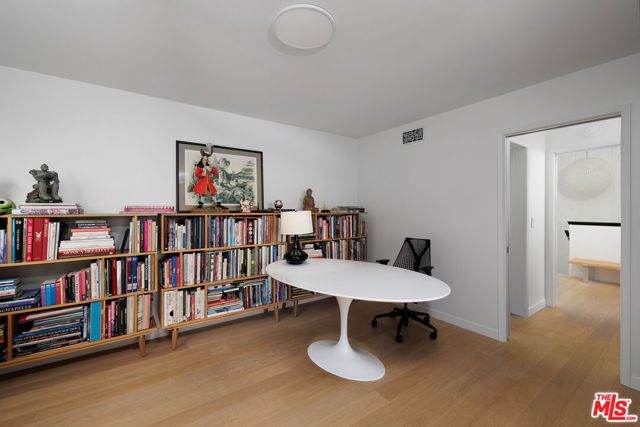 3268 Wrightwood Drive, Studio City CA: https://media.crmls.org/mediaz/d07178d3-112d-4f92-9822-99330be78db8.jpg