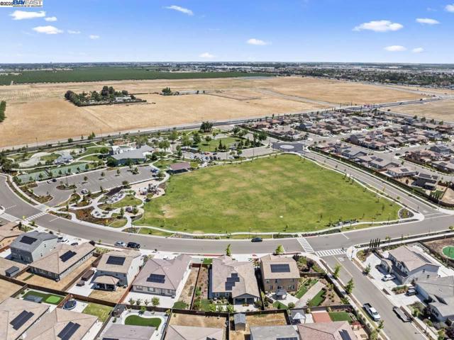 323 Sacramento St, Lathrop CA: https://media.crmls.org/mediaz/d07213ae-315b-459d-8183-610649156a88.jpg