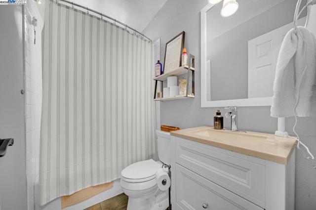 1738 7Th St, Berkeley CA: https://media.crmls.org/mediaz/d0729487-21df-4b7c-a3e5-0f1ad4b2b390.jpg