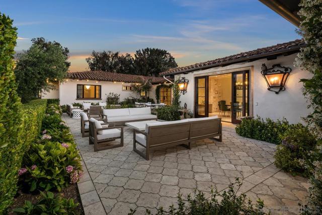 16304 Via De Santa Fe, Rancho Santa Fe CA: https://media.crmls.org/mediaz/d07395c5-bddb-492c-801c-fbe3395a582f.jpg
