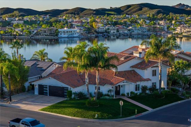 29795 Eagle Point Drive, Canyon Lake CA: https://media.crmls.org/mediaz/d073a414-8e7f-4577-938e-7d305274665e.jpg