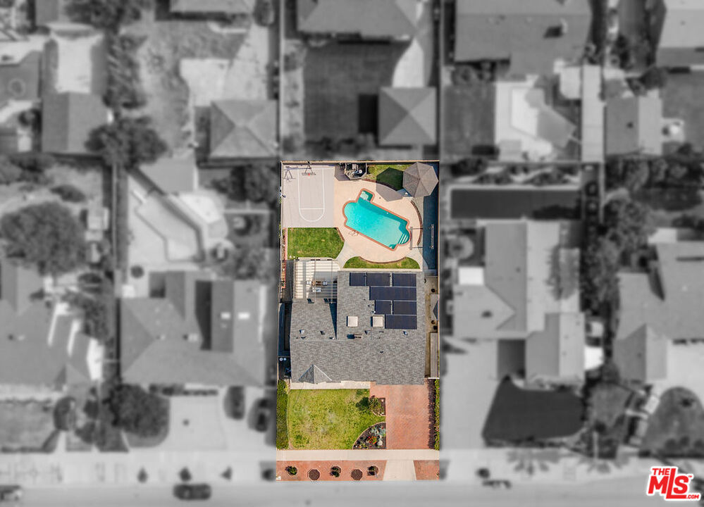 https://media.crmls.org/mediaz/d074cf97-e4cf-44ca-b87f-901536d5984d.jpg?preset=X-Large