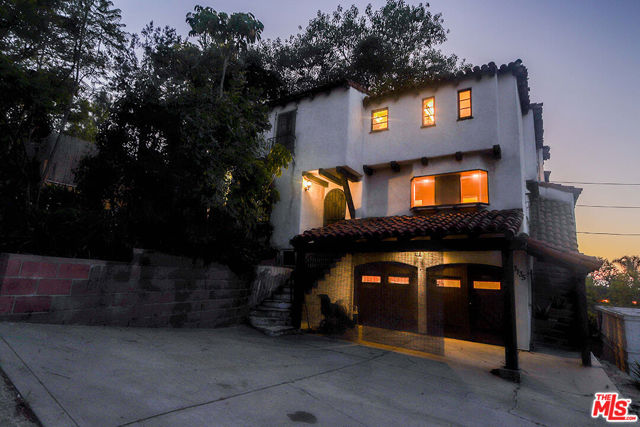3131 & 3135 Oakcrest Drive, Los Angeles CA: https://media.crmls.org/mediaz/d076e21f-5316-49ea-a647-c3871abbda50.jpg