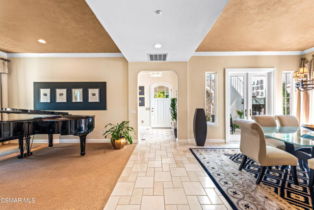 1008 N Country Club Drive, Simi Valley CA: https://media.crmls.org/mediaz/d0770b11-c586-43ad-b95a-5bcbb87e8d82.jpg