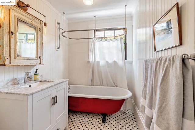 6108 Hillegass Ave, Oakland CA: https://media.crmls.org/mediaz/d0773334-a1b5-416f-9f40-db4a4f547f42.jpg