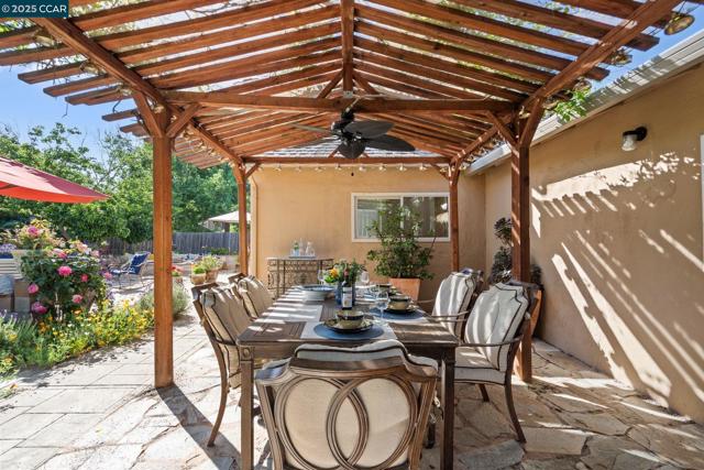 4218 Cobblestone Dr, Concord CA: https://media.crmls.org/mediaz/d07743b5-5bdb-45e1-8799-fedc51f69d64.jpg