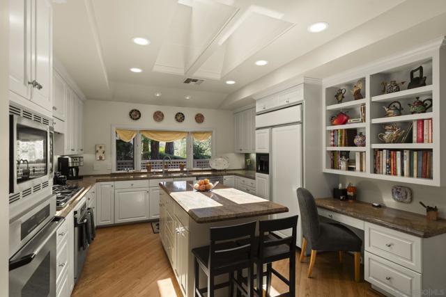 7207 Fairway Rd, La Jolla CA: https://media.crmls.org/mediaz/d078282c-9510-44e6-b470-4d8a80e0a9b6.jpg