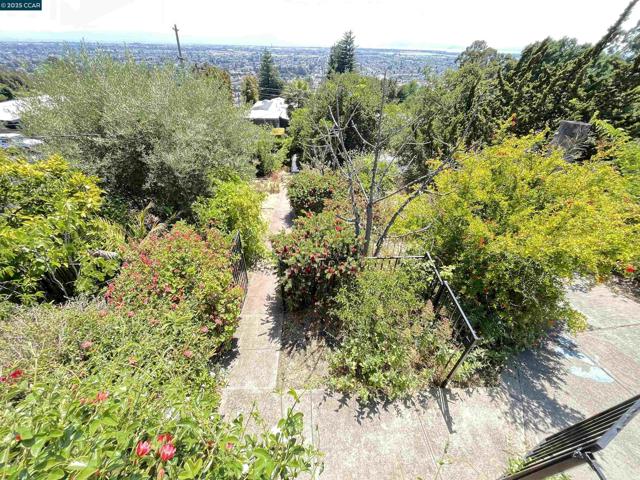 7618 Sunkist Dr, Oakland CA: https://media.crmls.org/mediaz/d078c474-9f45-4042-a91d-f142a96921d0.jpg
