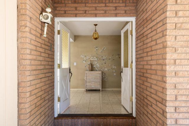 26792 Robleda Court, Los Altos Hills CA: https://media.crmls.org/mediaz/d0791611-ed8a-4869-b047-1b2ef1c5ec26.jpg
