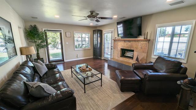 Detail Gallery Image 4 of 33 For 1475 Thomas Ave, San Diego,  CA 92109 - 2 Beds | 2 Baths