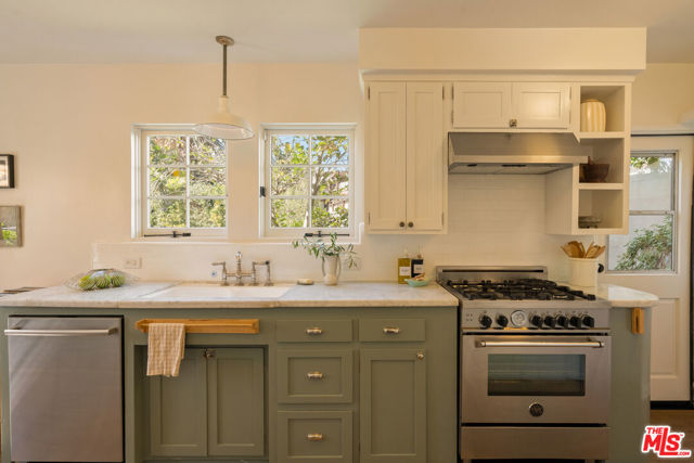 6026 Graciosa Drive, Los Angeles CA: https://media.crmls.org/mediaz/d07a2994-4d0e-484d-98a4-7af37086d2ba.jpg